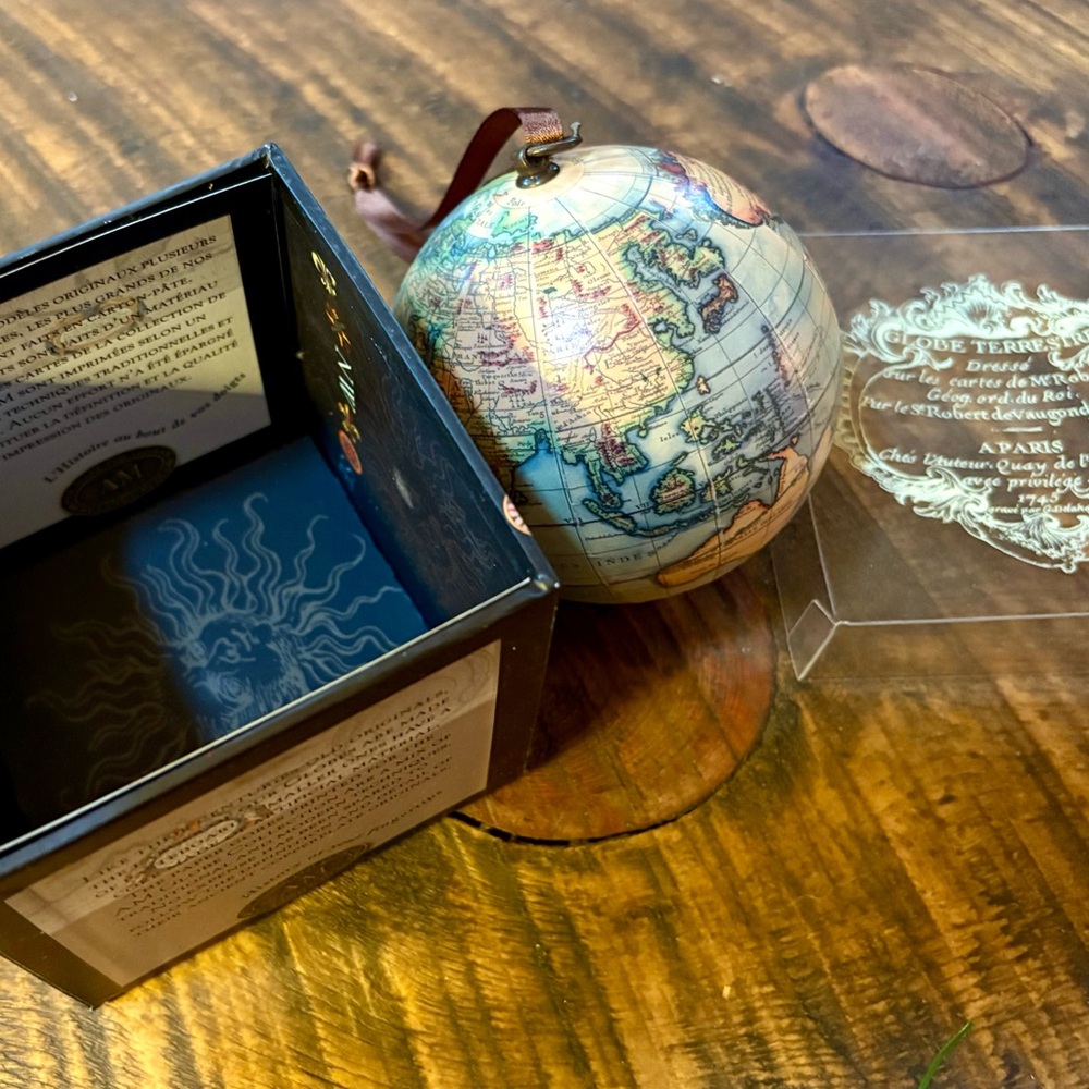 Globe new boxed collectible ornament - Picture 6 of 8